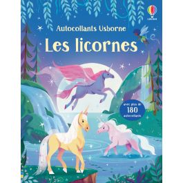 Un coffret cadeau fille rempli d'objets sur le thème des licornes.